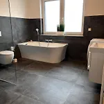 Homely Grand Living - 5br Terrace House With Garden
