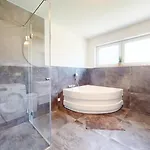 Homely Grand Living - 5br Terrace House With Garden Дом отдыха *