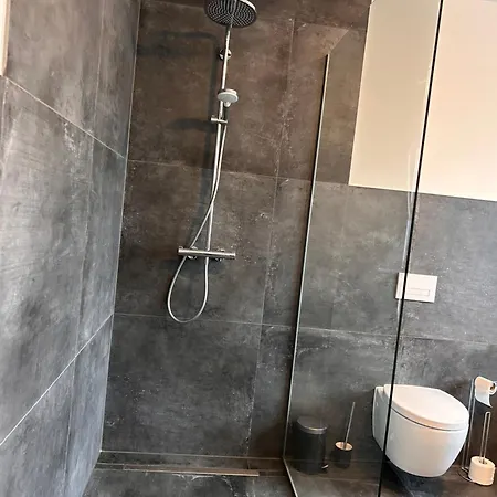 Homely Grand Living - 5br Terrace House With Garden Semesterbostad