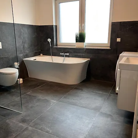 Homely Grand Living - 5br Terrace House With Garden