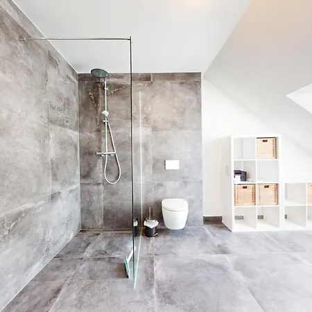 Homely Grand Living - 5br Terrace House With Garden