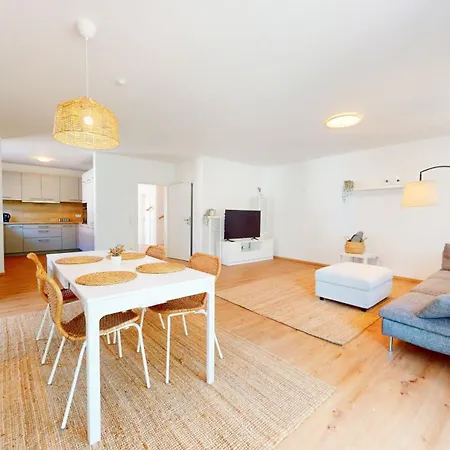 Homely Grand Living - 5br Terrace House With Garden Semesterbostad *