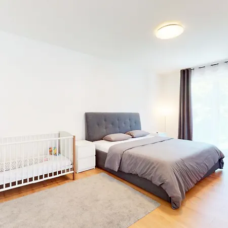 Homely Grand Living - 5br Terrace House With Garden