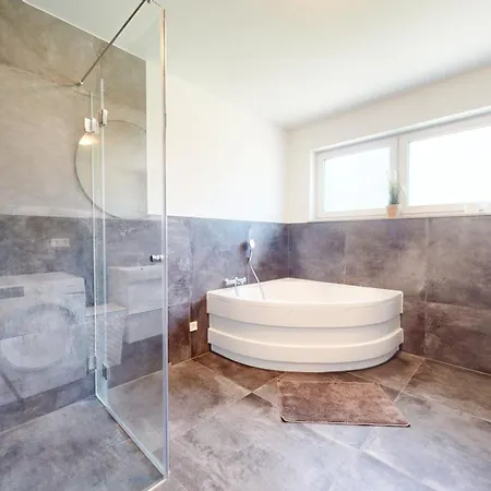 Homely Grand Living - 5br Terrace House With Garden Semesterbostad *