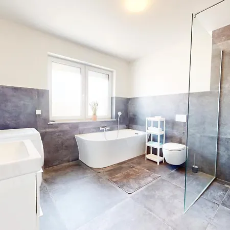 Homely Grand Living - 5br Terrace House With Garden Kindsbach