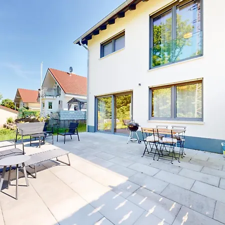 Homely Grand Living - 5br Terrace House With Garden Semesterbostad