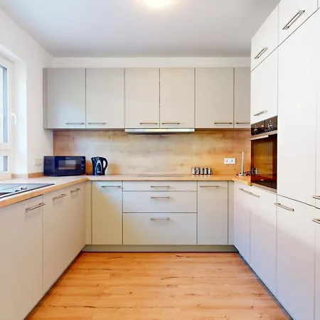 Homely Grand Living - 5br Terrace House With Garden Semesterbostad Kindsbach