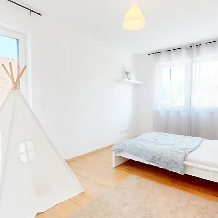 Homely Grand Living - 5br Terrace House With Garden