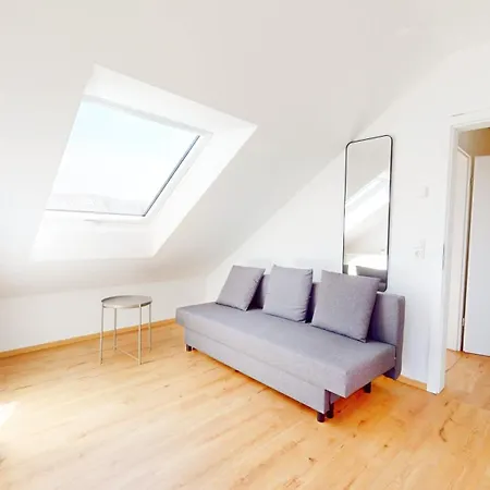 Homely Grand Living - 5br Terrace House With Garden Semesterbostad *