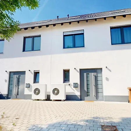 Homely Grand Living - 5br Terrace House With Garden Semesterbostad Kindsbach