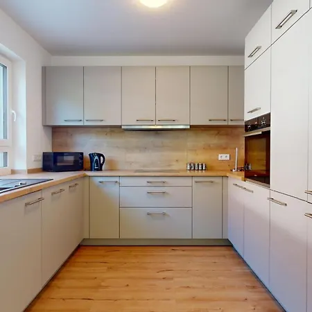 Homely Grand Living - 5br Terrace House With Garden Kindsbach