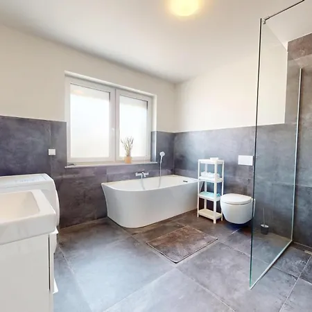 Semesterbostad Homely Grand Living - 5br Terrace House With Garden
