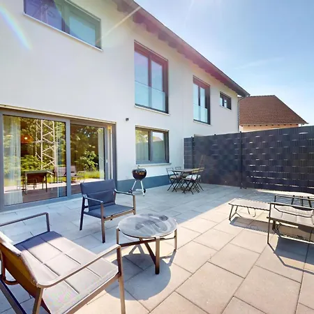 Homely Grand Living - 5br Terrace House With Garden Semesterbostad *