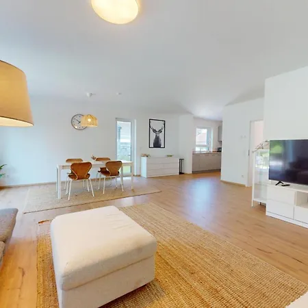 Homely Grand Living - 5br Terrace House With Garden Semesterbostad Kindsbach