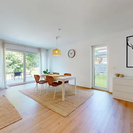 Homely Grand Living - 5br Terrace House With Garden *