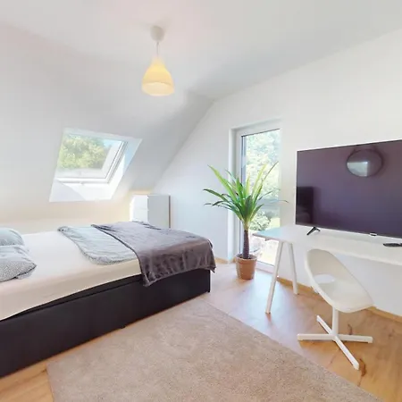 Homely Grand Living - 5br Terrace House With Garden * Kindsbach