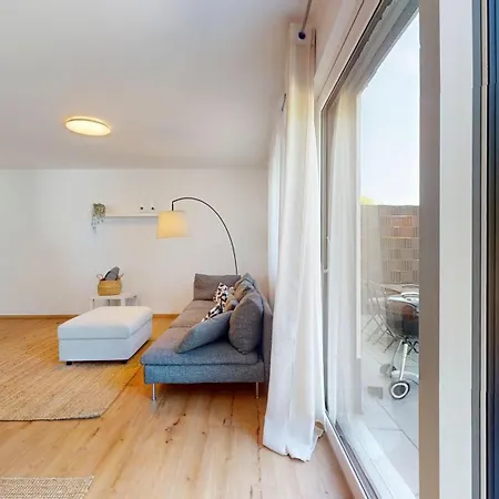 Homely Grand Living - 5br Terrace House With Garden