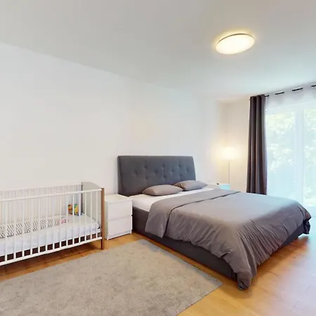 Homely Grand Living - 5br Terrace House With Garden Semesterbostad *