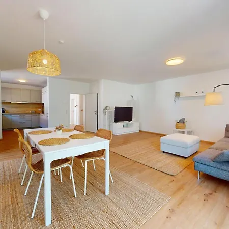 Semesterbostad Homely Grand Living - 5br Terrace House With Garden Kindsbach