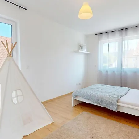 Homely Grand Living - 5br Terrace House With Garden Semesterbostad
