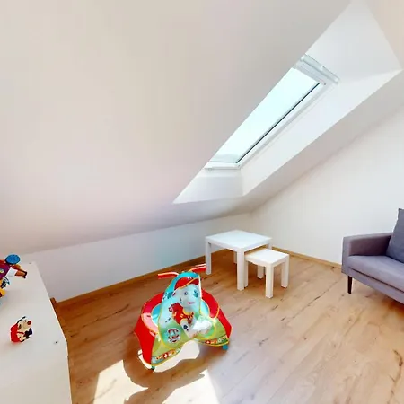 Homely Grand Living - 5br Terrace House With Garden * Kindsbach