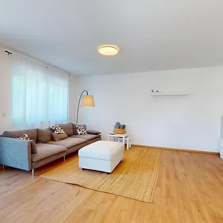 Homely Grand Living - 5br Terrace House With Garden Kindsbach