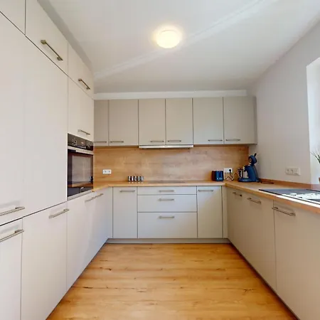 Semesterbostad Homely Grand Living - 5br Terrace House With Garden