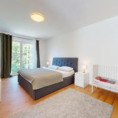 Homely Grand Living - 5br Terrace House With Garden Semesterbostad Kindsbach