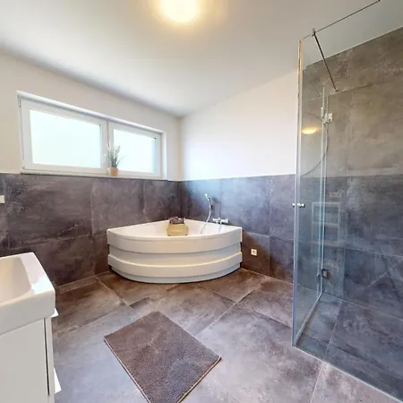 Homely Grand Living - 5br Terrace House With Garden Semesterbostad Kindsbach