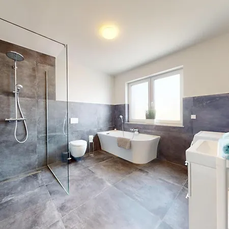 Homely Grand Living - 5br Terrace House With Garden * Kindsbach