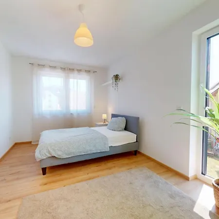 Homely Grand Living - 5br Terrace House With Garden Semesterbostad