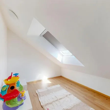 Homely Grand Living - 5br Terrace House With Garden Semesterbostad *